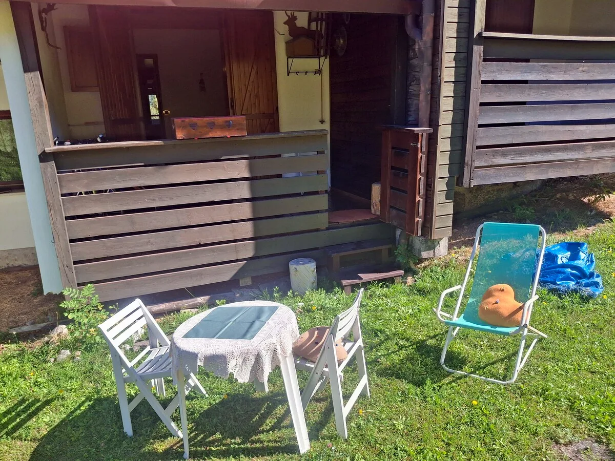 Il prato condominiale con le sedie