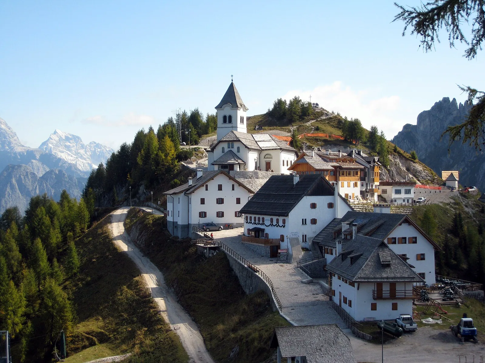 Il borgo del Monte Lussari con il santuario