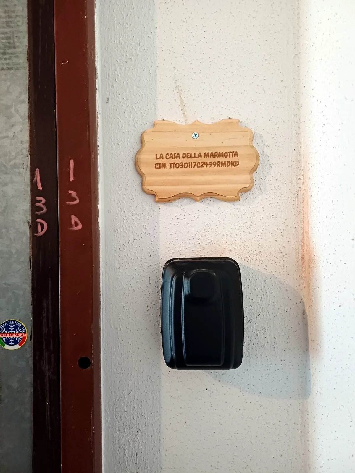 La targa della Casa della Marmotta accanto alla porta